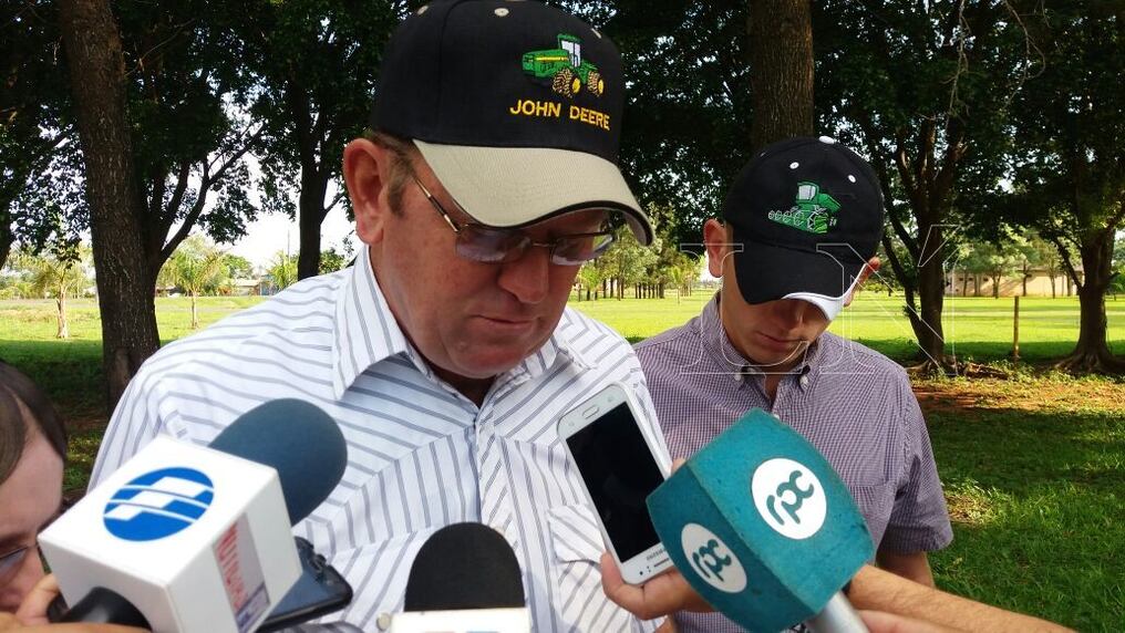 Peter Blatz, padre de Benard, leyó el comunicado de ambas familias. Foto: Lorenzo Agüero.