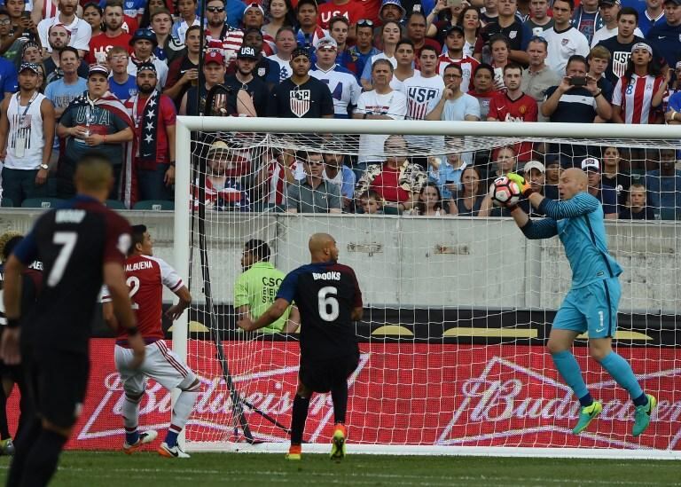 Brad Guzan controla el balón sin complicaciones en uno de los ataques de la Albirroja.