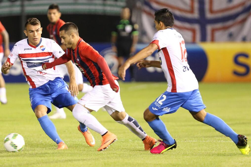 Josué Colmán (centro), joven futbolista azulgrana, intenta escaparse de la marca de Derlis Orué de Nacional. Ambos están anunciados para el juego de hoy.