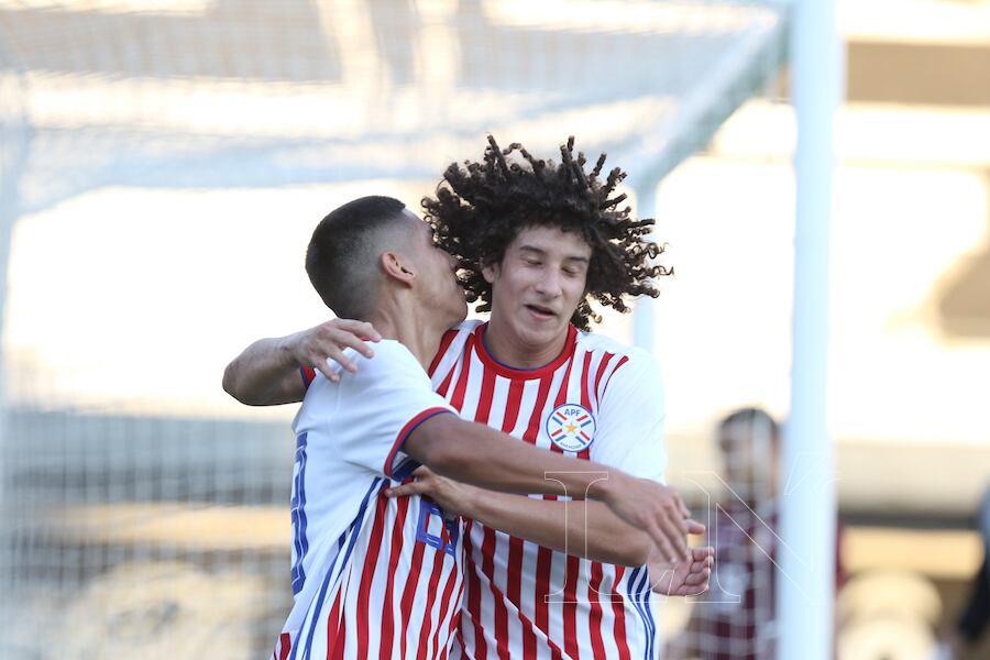Iván Franco (derecha) abraza a Erik López, autor de un doblete en la goleada albirroja sobre la Vinotinto.FOTO:NADIA MONGES