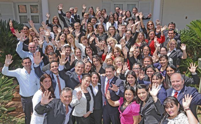 Beneficiarios de las bolsas de estudio BeCAL con el presidente Horacio Cartes y el exministro de Educacion y Ciencias, Enrique Riera. Foto: Agencia IP.
