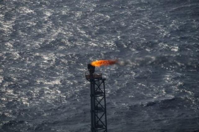 El petróleo sigue atrapado por el conflicto entre China y EEUU
