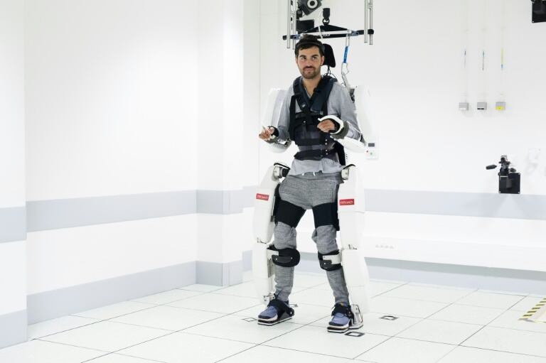 Se ve a Thibault, tetraplégico, de pie llevando un exoesqueleto en la Universidad de Grenoble, en Francia.