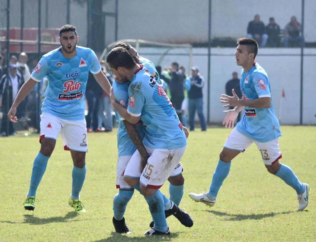 Festejo de los jugadores de Resistencia luego del gol de Julio Cane. Los del Bajo ganaron 1 a 0 a Fernando de la Mora.