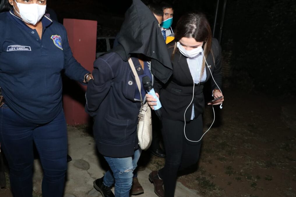 Momento en que Lilian María Zapata llega a la Fiscalía, donde prestará declaración, según su abogado. Foto. Gentileza.