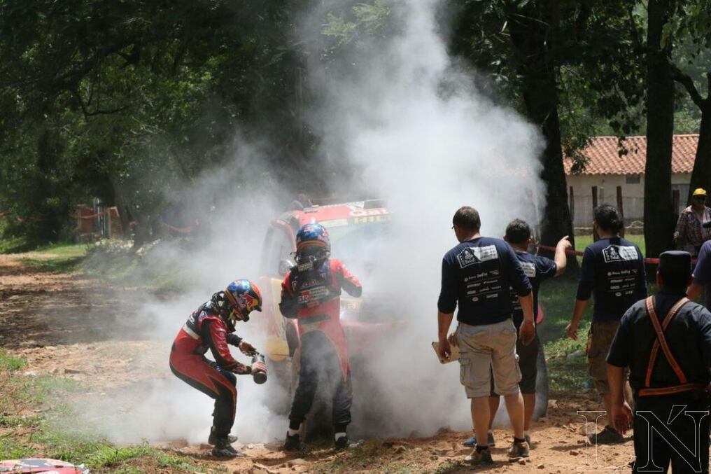 El Jeque qatari, Nasser Saleh Al Attiyah y el frances M. Baumel, con problema con su auto; pero pudieron solucionar. Pánfilo Leguizamón. 