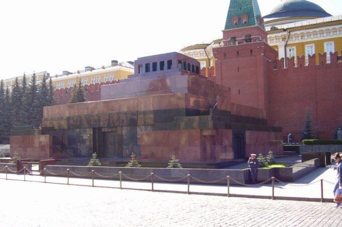 El monumento, una pirámide compuesta por gradas rojas, se reconstruyó parcialmente en 1945 para añadirle una tribuna.
