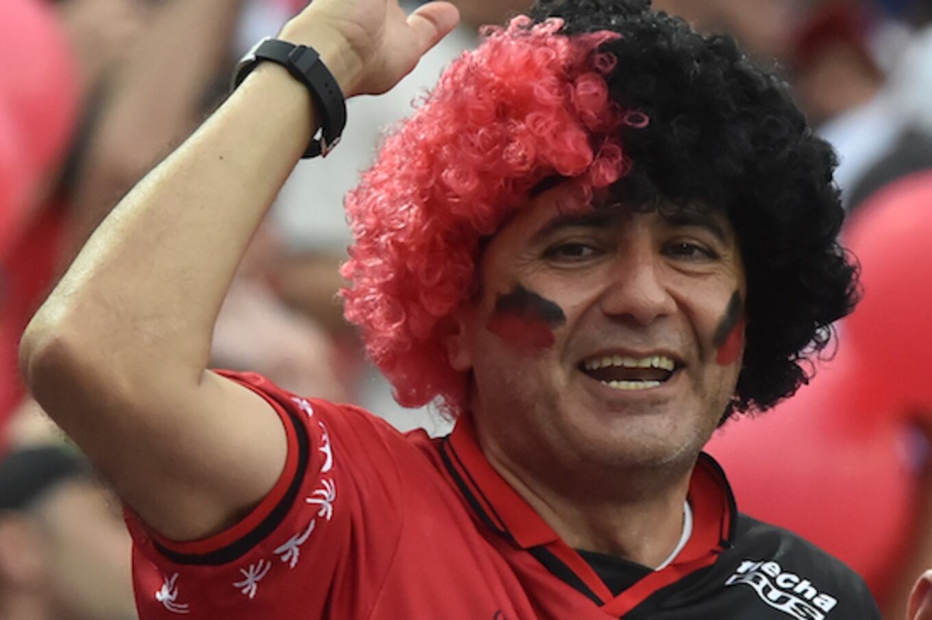 Sufre la derrota de su equipo.