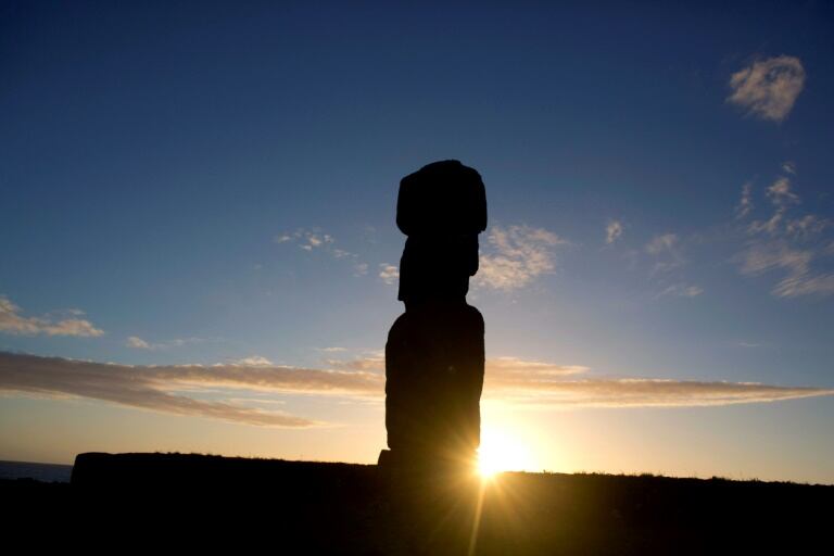 El moai Hakananai'a que se exhibe en el museo Británico pesa unas cuatro toneladas, mide unos 2,4 metros y se estima que fue tallado entre el siglo VI y XVII. afp.