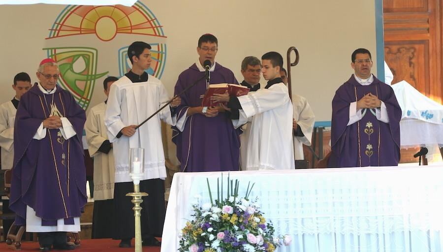 El obispo de San Pedro Apóstol, monseñor  Pedro Jubineville criticó con dureza que exista riqueza, pero solo para unos pocos.FOTO: PÁNFILO LEGUIZAMÓN
