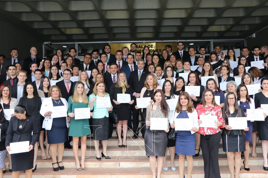 El presidente de la República, participó de la entrega de becas. Foto: Christian Meza.