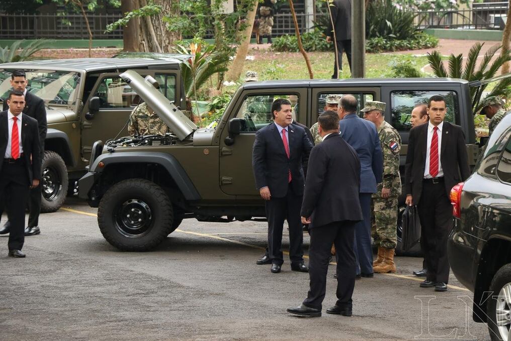 El presidente Cartes observó ayer los vehículos donados por Estados Unidos.