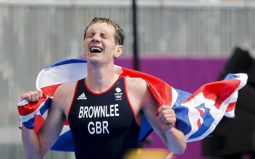 Envuelto en la bandera británica y con lágrimas en los ojos, Alistair celebra su segundo oro consecutivo en el triatlón olímpico.