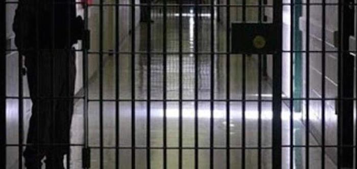Un joven que se encontraba detenido por una denuncia de violencia doméstica, fue hallado ayer colgado de una sábana en el interior de su celda en la comisaría 24ª del barrio Santa Ana.IMAGEN ILUSTRATIVA