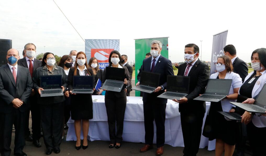 El presidente de la República, Mario Abdo, participó de la recepción de los insumos informáticos. Foto: Gentileza Tigo