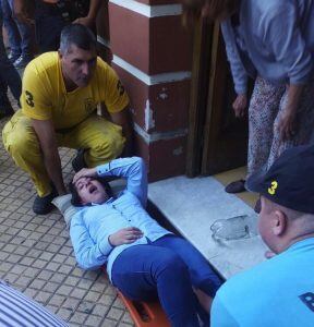 Dos desconocidos en moto robaron e hirieron con arma de fuego a una joven, en pleno microcentro de Asunción, antes también asaltaron a una docente. Tras el hecho, se logró la captura de uno de los delincuentes.