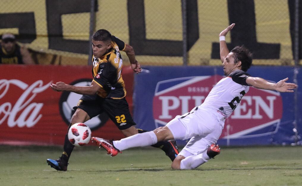 Rodney Redes ensaya un disparo hacia la valla rival ante la marca de David Mendoza. Guaraní empató 1 a 1 con General Díaz.
