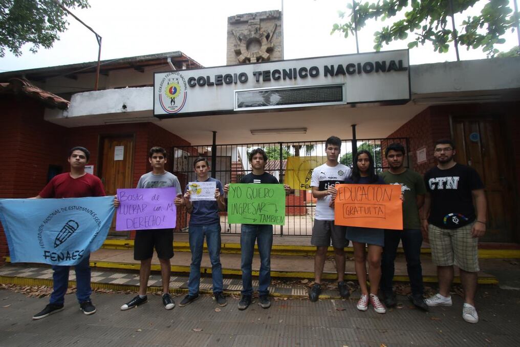 Estudiantes se manifestaron por la suspensión de los cursillos gratuitos que impartía el MEC.