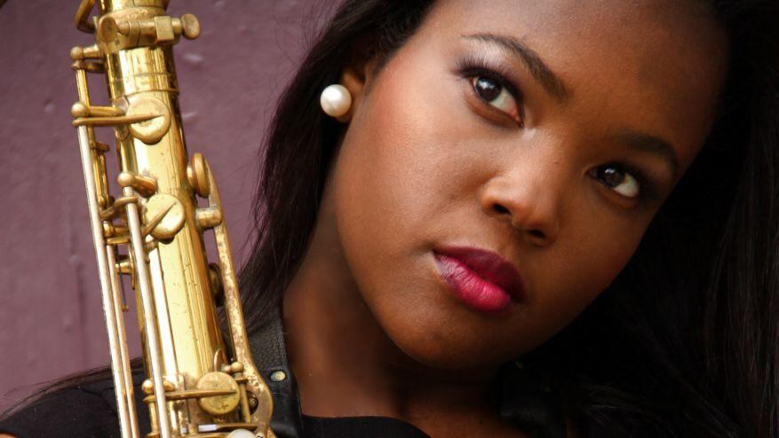 Camilla Thurman se desempeña como cantante y saxofonista de la prestigiosa agrupación.