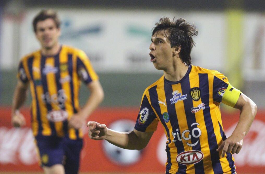 Pablo Zeballos grita su gol, fue de penal y sirvió para el triunfo.