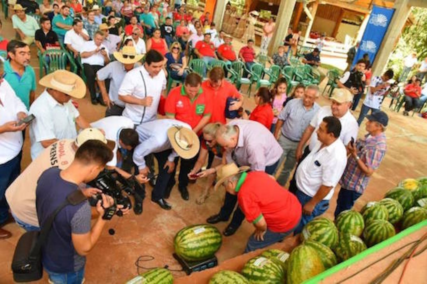 También hubo competencia de peso de sandías entre productores.FOTO: GENTILEZA