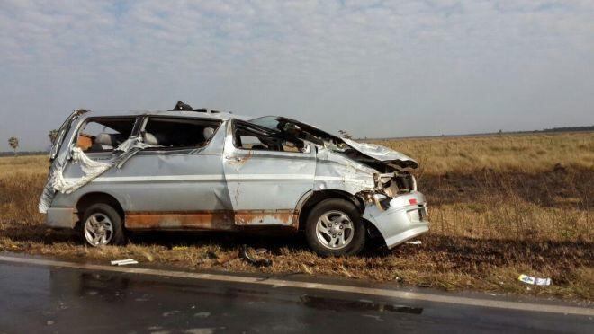 El vehículo en que viajan los paraguayos quedó totalmente destruido.