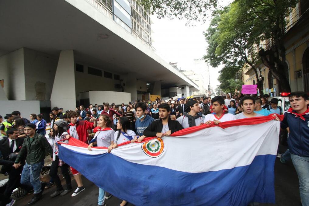 Los estudiantes secundarios salieron a las calles y tomaron colegios para reclamar una mejor educación.