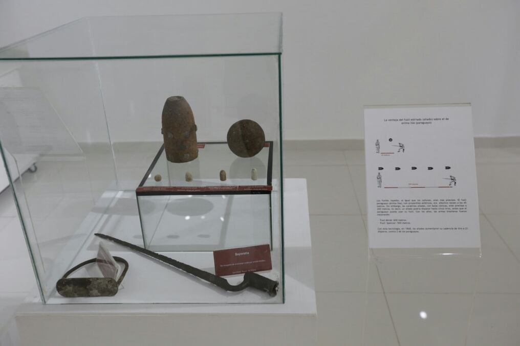 En la exposición se puenden observar materiales bélicos, así como fotografías de la época. Foto: gentileza SNC.