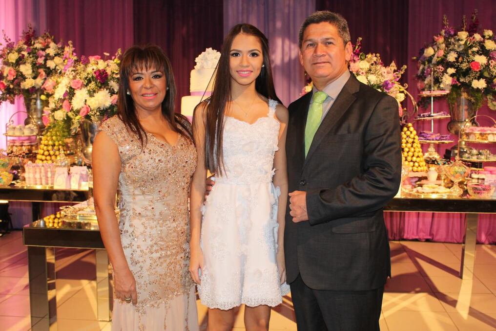La quinceañera con sus padres Elva Melgarejo y Ricardo Grance.