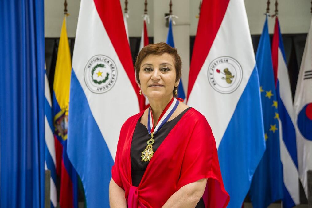 Berta Rojas exhibe la Orden Nacional del Mérito Don José Falcón.