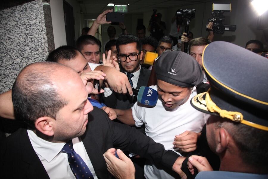 La presencia de Ronaldinho en Paraguay sigue causando todo tipo de reacciones.