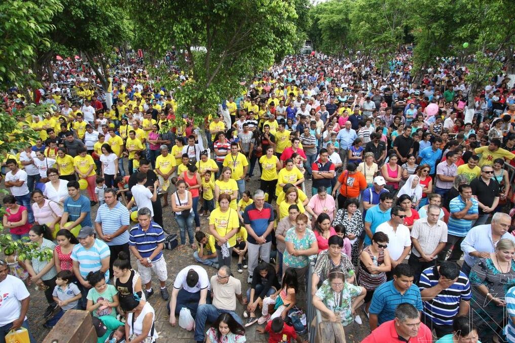 Pese a ser lunes, mucha gente llegó ayer a la Villa Serrana para encontrarse con la Virgen.FOTO: PÁNFILO LEGUIZAMÓN[/caption]