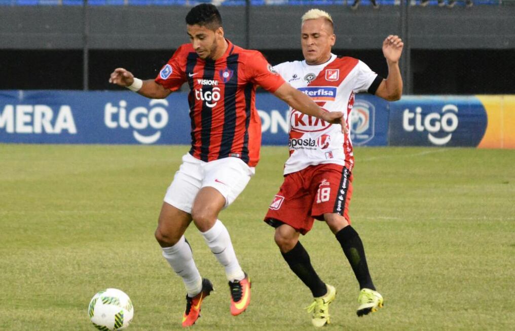Cecilio Domínguez busca generar un avance ante la marca de Alfredo Mazacote. Foto: Fernando Riveros.