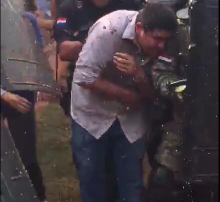 El pedido de intervención obedece a las sospechas de presunta malversación de fondos. El intendente fue sacado a huevazos cuando intentó ingresar a la sede municipal. Foto: Captura de pantalla