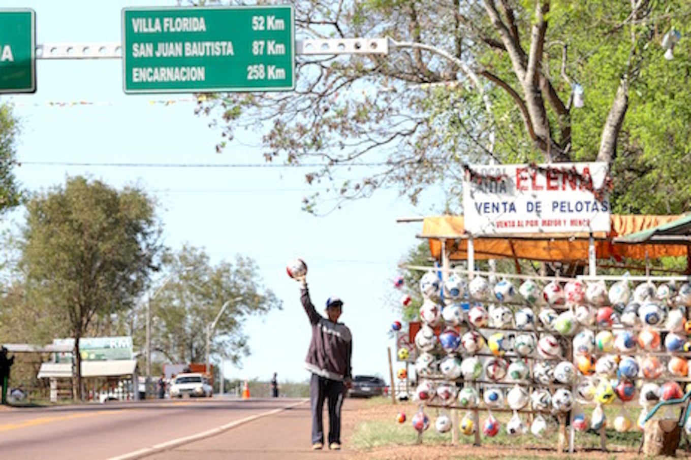 Tras todo el proceso, listas para la venta, los vendedores exhiben y ofrecen las pelotas.