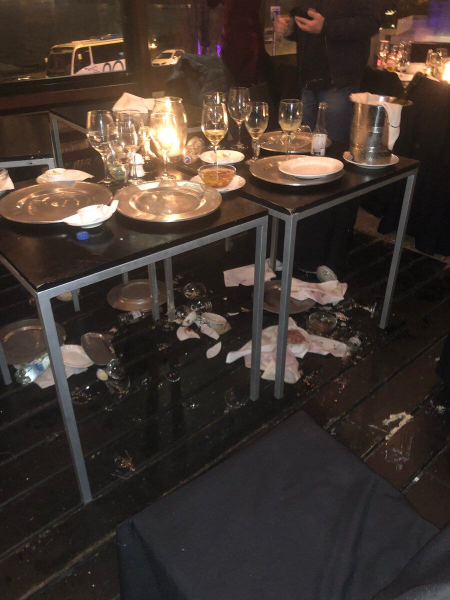 Así quedó el restaurante tras el asalto. Foto: Twitter/@RocioVallejoA