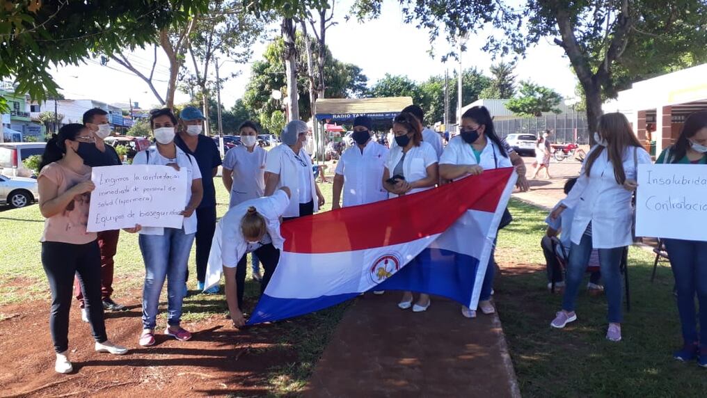 Los trabajadores de blanco reclaman los equipos de bioseguridad. Foto: Gentileza.