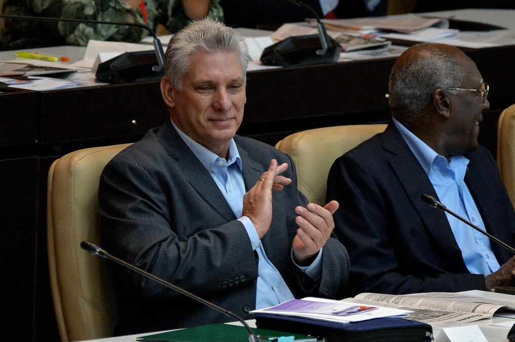 Por primera vez desde 1976, Cuba tiene un presidente sin apellido Castro: Miguel Díaz-Canel, de 58 años, que repite "somos continuidad", y que el jueves tuiteó que "la revolución cubana es invencible, crece, perdura".  AFP.