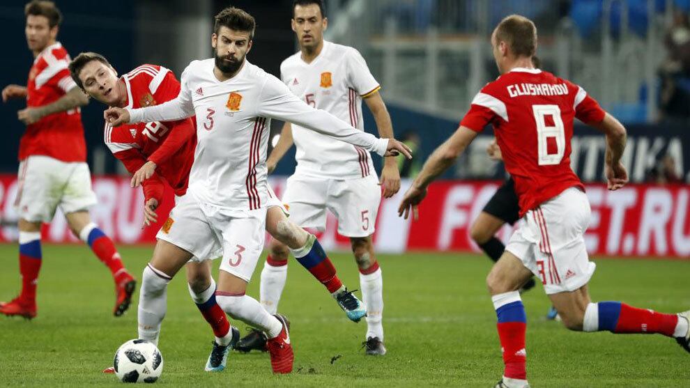 Piqué zaguero español se apresta a rechazar el balón en acción defensiva ante el seleccionado ruso.