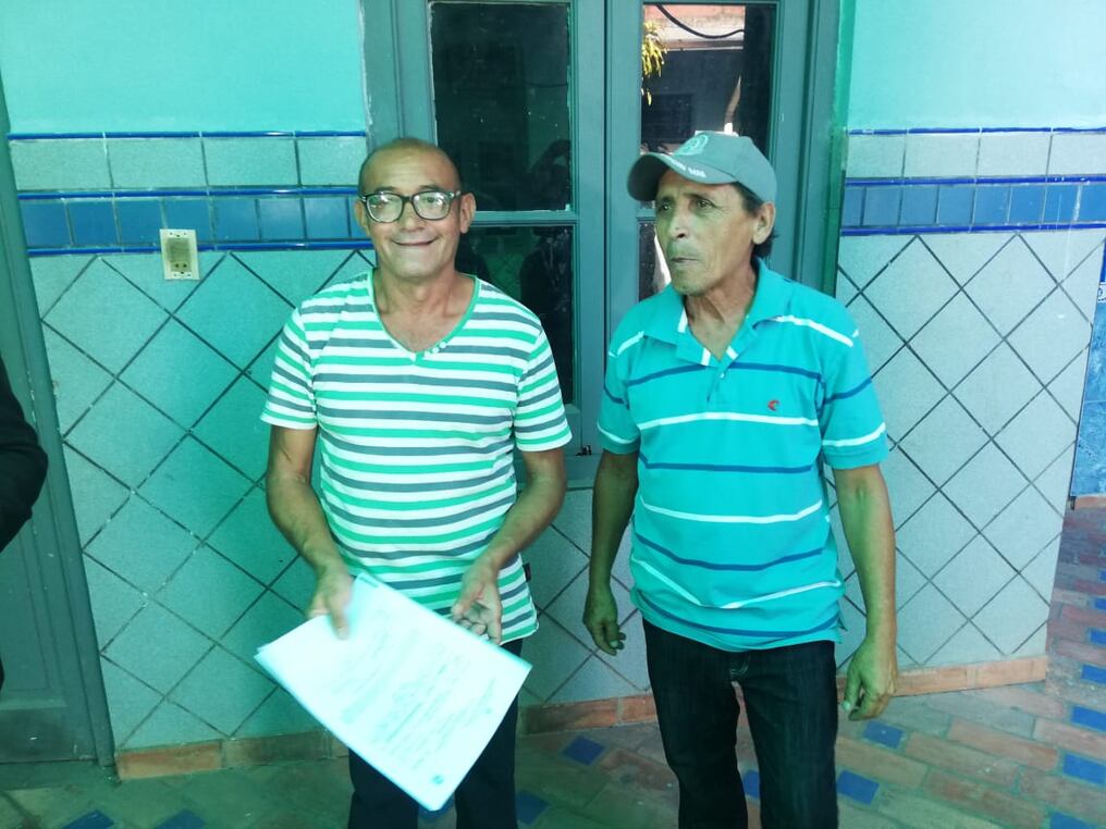 Representantes de los cuidacoches, tras la reunión de la asociación. FOTO: 970AM.