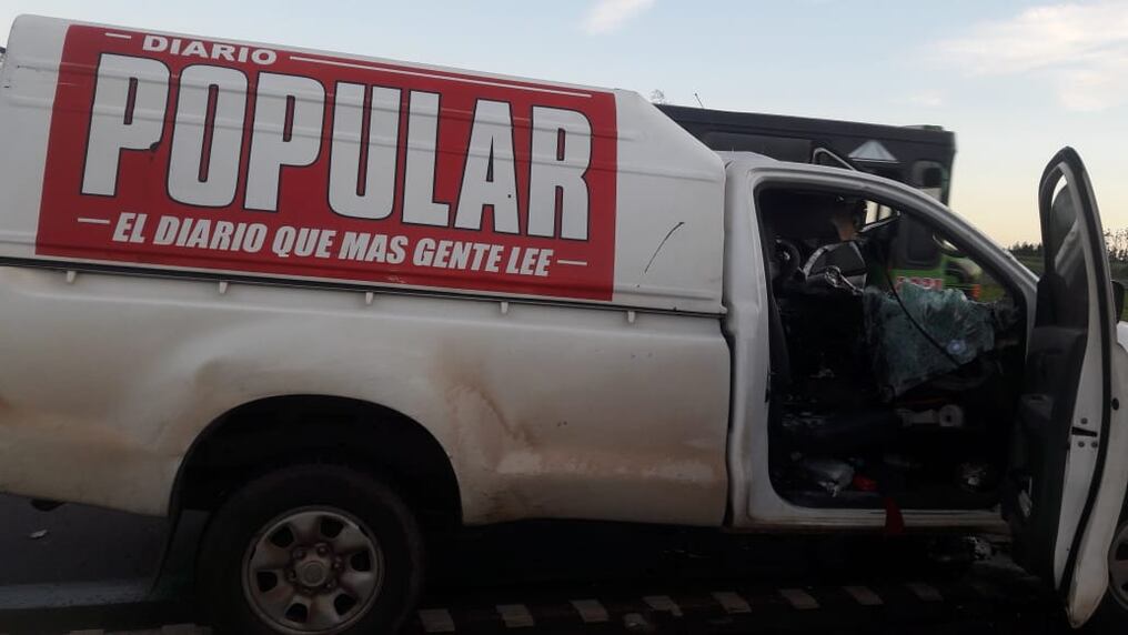 El móvil del diario Popular transportaba ejemplares de esta jornada para su distribución. Foto: 970 AM