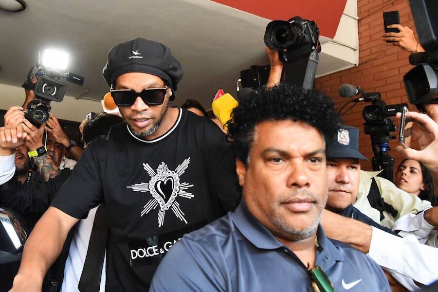 Ronaldo de Assis Moreira y su hermano mayor, Roberto, se encuentran presos en Paraguay por uso de documentaciones adulteradas.FOTO: AFP