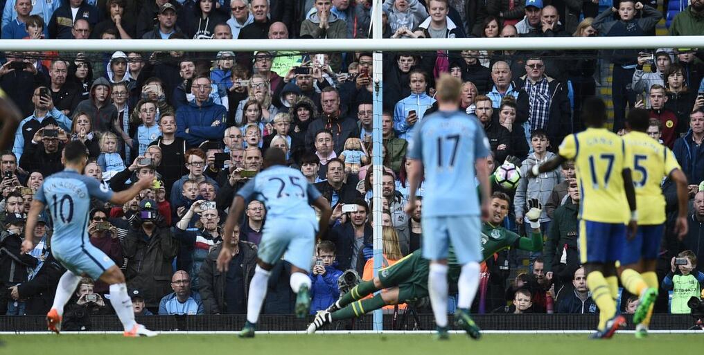 Muy repetido. El argentino Sergio Agüero falló nuevamente un penal al ejecutar un disparo muy parecido al atajado por Justo Villar por las eliminatorias.