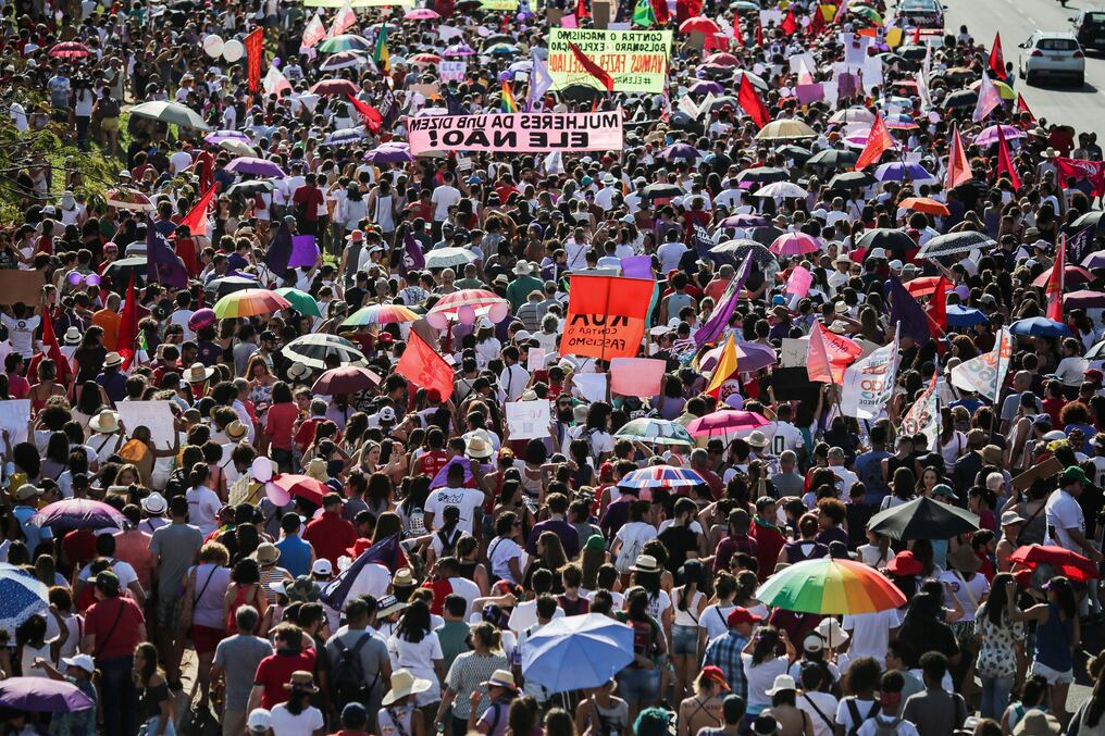 Los manifestantes participan en una protesta contra el candidato presidencial brasileño de derecha Jair Bolsonaro, convocada por una campaña en las redes sociales bajo el hashtag #EleNao (Not Him), en Brasilia el 29 de septiembre de 2018.
Mujeres de todo Brasil lanzaron una ola de protestas en todo el país el sábado contra la candidatura del favorito de derecha en las elecciones presidenciales de la próxima semana, Jair Bolsonaro, quien ha sido calificado de racista, misógino y homofóbico. FOTO: AFP / Sergio LIMA