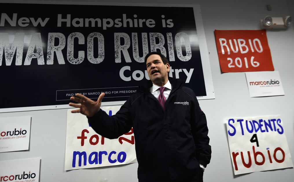 US Republican presidential candidate Marco Rubio speaks to volunteers at his campaign headquarters in Manchester, New Hampshire, on February 8, 2016.
El republicano Marco Rubio. Foto:  AFP / Jewel Samad.