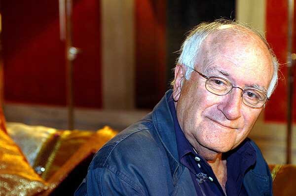 Vicente Aranda, "uno de los grandes" del cine español, cuyos complejos personajes femeninos en películas marcadas por el erotismo y las pasiones lanzaron las carreras de actrices como Victoria Abril o Maribel Verdú.