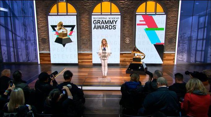 Expresidenta de premios Grammy demanda por discriminación y acoso sexual
