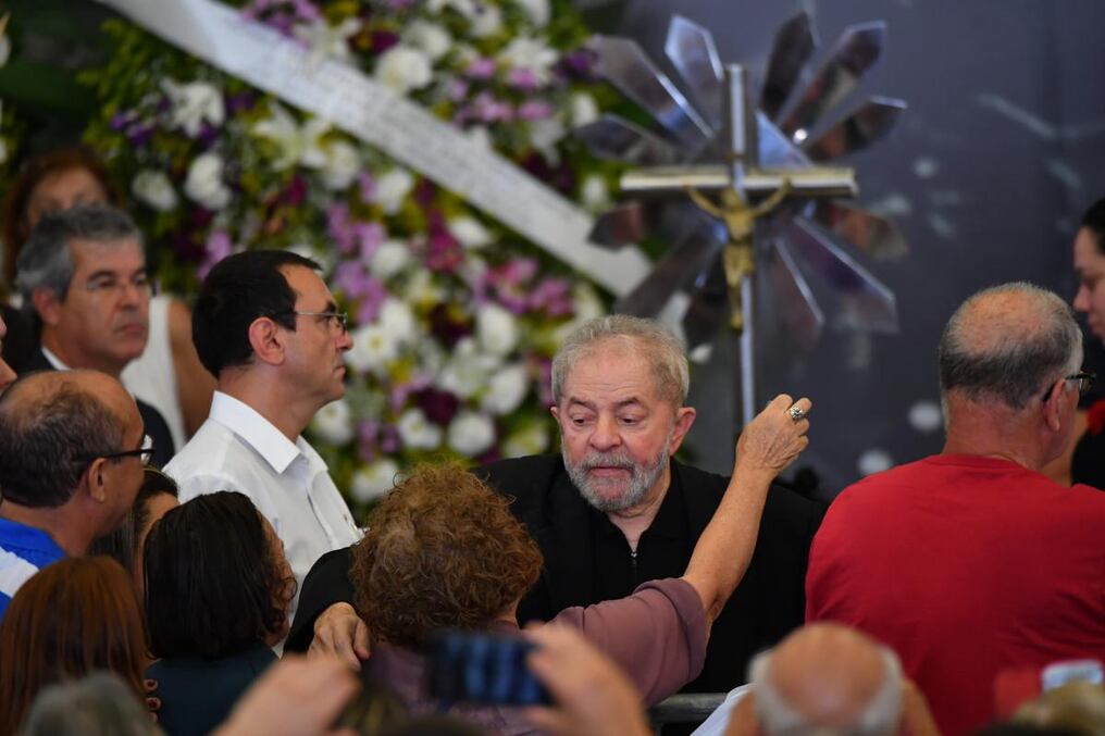 Lula vela a su esposa acompañado de izquierda brasileña