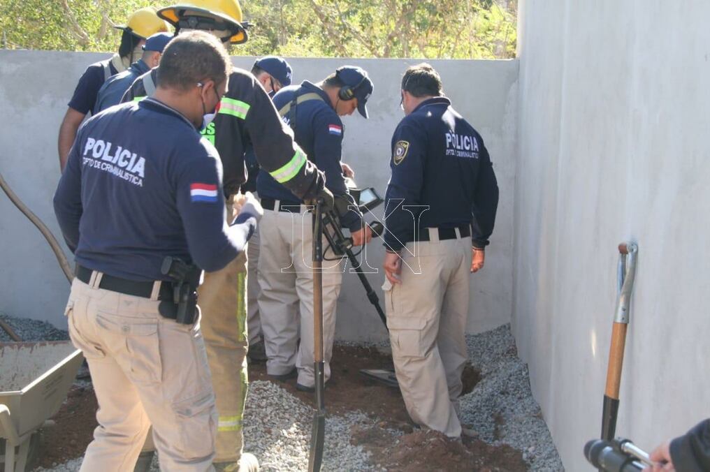 Efectivos policiales realizaron una excavación en una de las propiedades. Foto: Víctor Morínigo.
