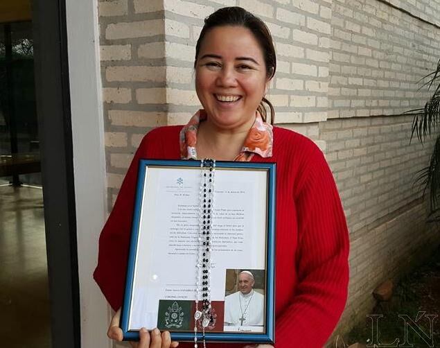 Zulma Sanabria escribió al Papa y recibió un mensaje de aliento con 4 rosarios como regalo.